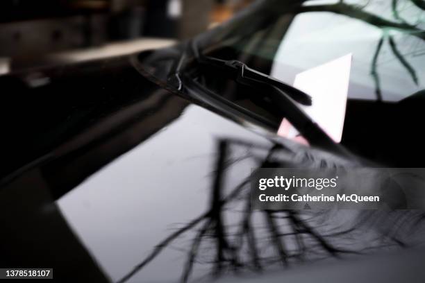 parking ticket on vehicle windshield - parkkralle stock-fotos und bilder