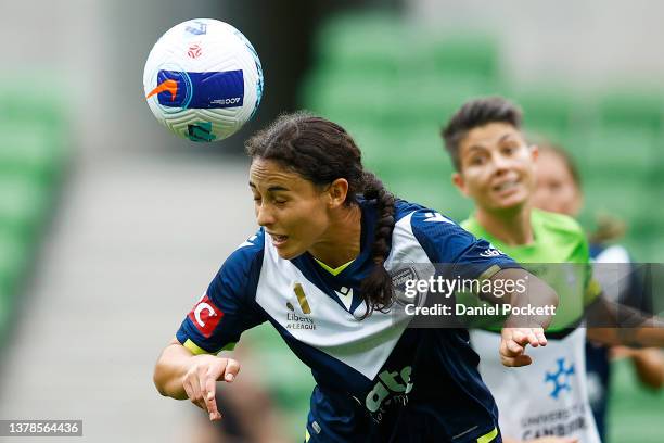 Claudie Bunge of Melbourne Victory heads the ball during the round 14 A-League Women's match between Melbourne Victory and Canberra United at AAMI...