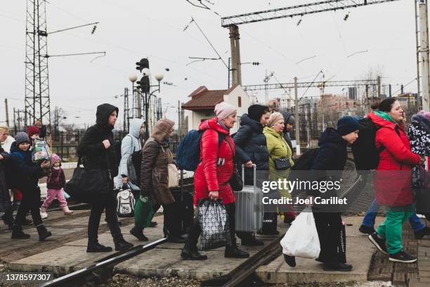 ukrainer bei der ankunft am bahnhof in lemberg, ukraine - conflit stock-fotos und bilder