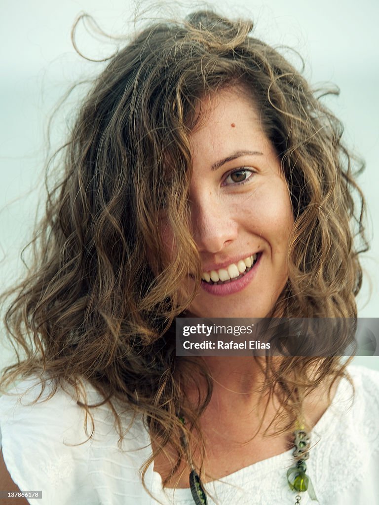 Retrato de una joven feliz