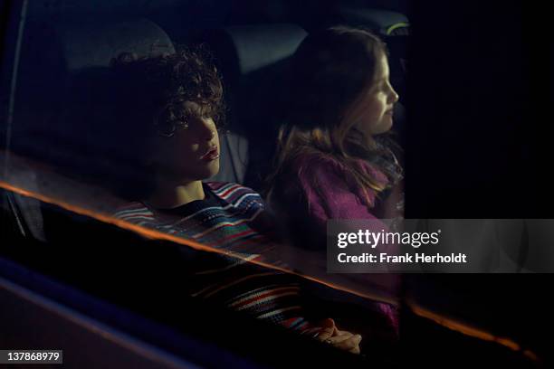 two children in rear seat of car - children in car stock pictures, royalty-free photos & images