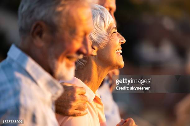 femme âgée heureuse marchant avec des amis dans la nature. - happy retirement photos et images de collection