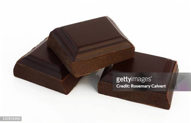 three separate squares of organic dark chocolate. - chocolat noir photos et images de collection
