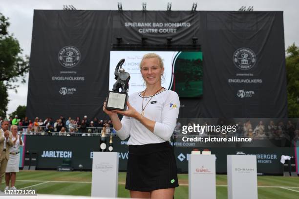 July 2023, Hesse, Bad Homburg: Tennis: WTA Tour, Singles, Women, Final, Bronzetti - Siniakova . Tournament winner Katerina Siniakova shows the...