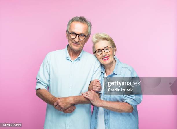 porträt der lächelnde senior frau mann umarmt - couples cut out stock-fotos und bilder