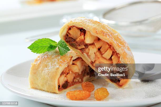 zwei stücke von apple strudel - strudel dessert stock-fotos und bilder