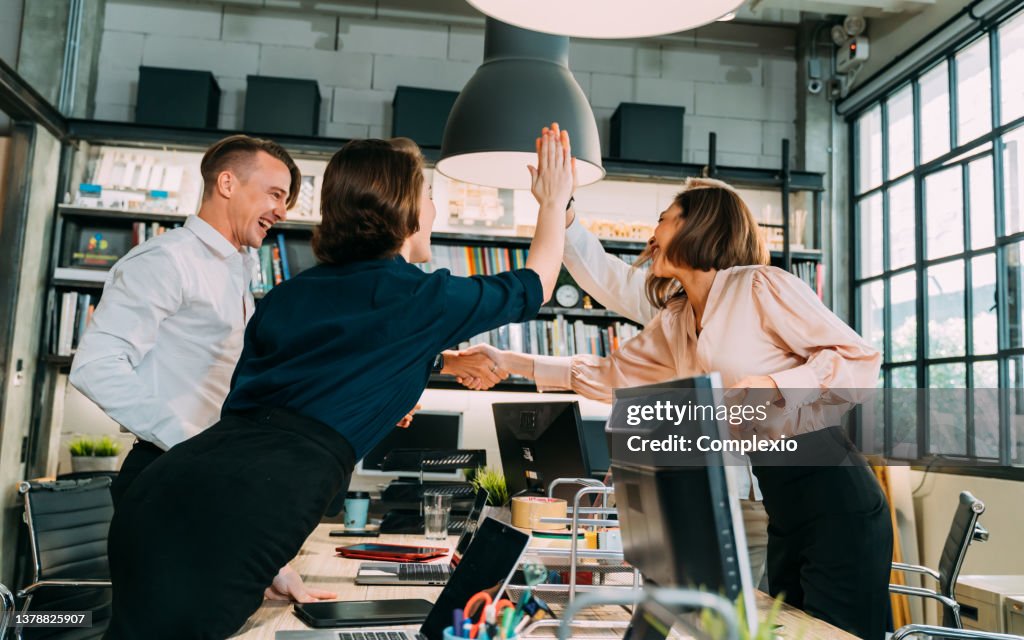 Gruppe von Geschäftsleuten, die High-Five geben