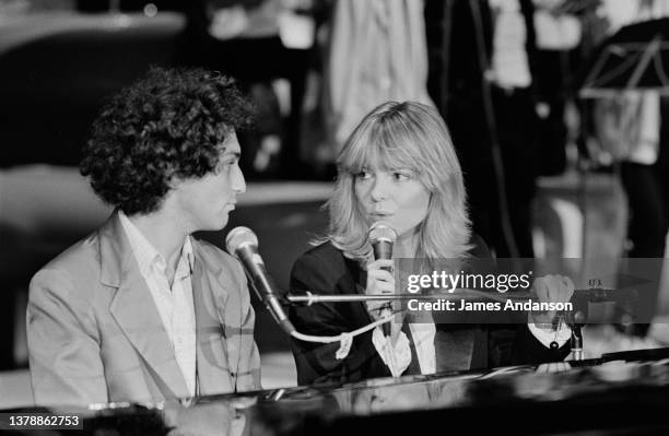 Michel Berger et France Gall chantent ensemble dans l’émission télévisé « Stars » présenté par Michel Drucker le 20 septembre 1980 à Paris, France.