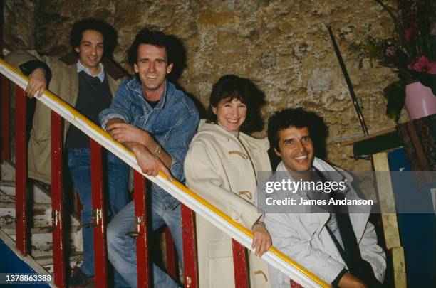 Michel Berger avec Marc Drouin, Nathalie Baye et Julien Clerc au Café de la Gare pour le spectacle " Vis ta Vinaigrette" de Marc Drouin.