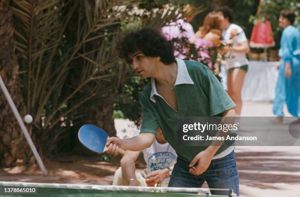 Michel Berger jouant au ping pong pendant ses vacances à Marrakech.