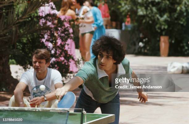 Michel Berger jouant au ping pong pendant ses vacances à Marrakech.