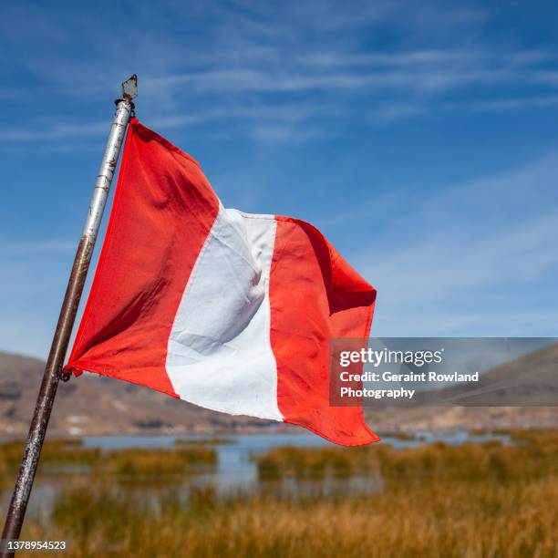 peruvian flag, islands - puno stockfoto's en -beelden