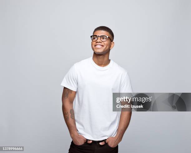 porträt eines freundlichen jungen mannes - t shirt stock-fotos und bilder