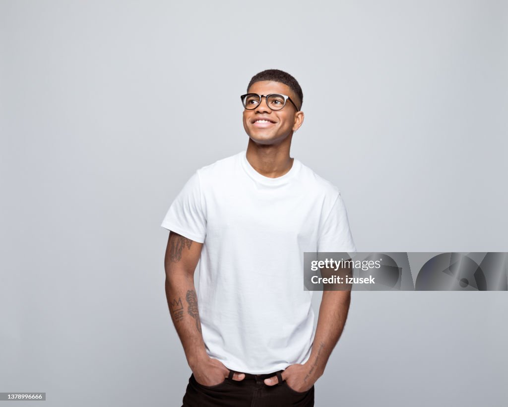 Retrato de un joven amigable