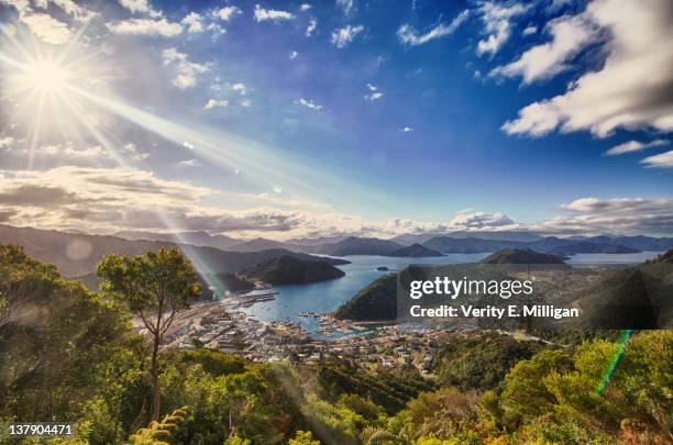 harbour town of picton - marlborough new zealand photos et images de collection