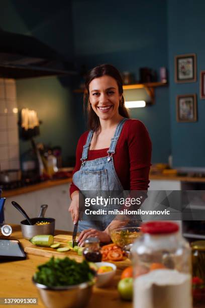 sorridi alla telecamera - woman smile kitchen foto e immagini stock