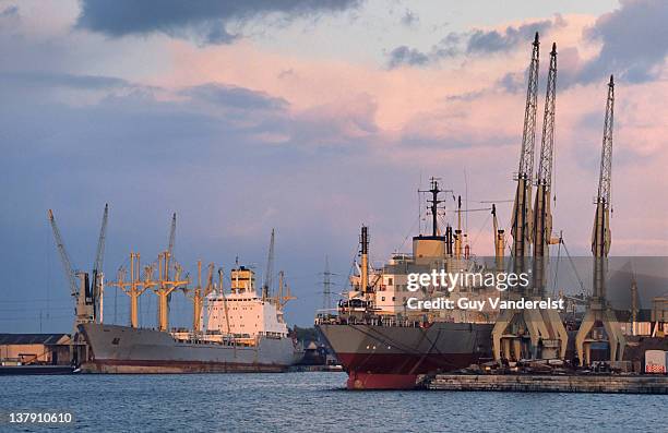 cargoships moored in docks of port of antwerp. - porto de antuérpia - fotografias e filmes do acervo