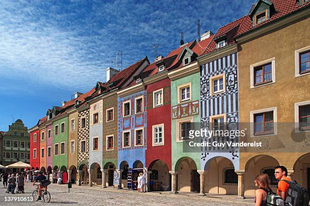 historic houses on old market square in poznan. - old town poznan photos et images de collection