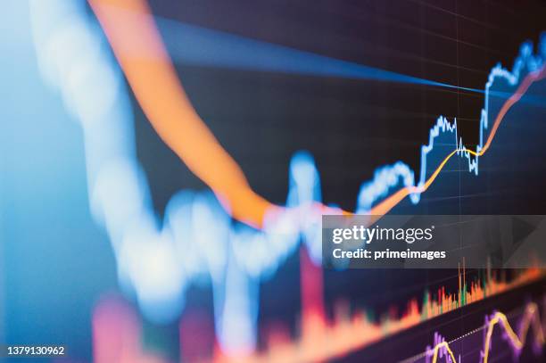candlestick kryptowährung wachstum diagramm aufwärtstrend des kurses des börsen- oder börsenhandels, anlage und finanzkonzept. - börsenhausse stock-fotos und bilder