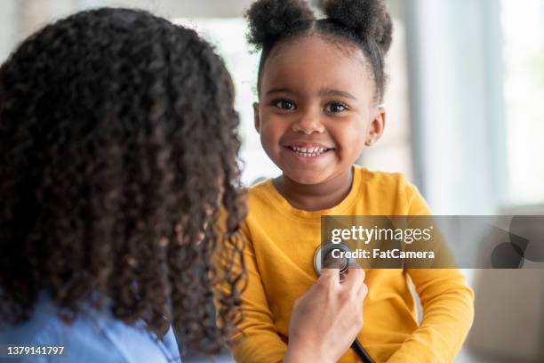 petite fille en état d’examen - blouse dexamen médical photos et images de collection