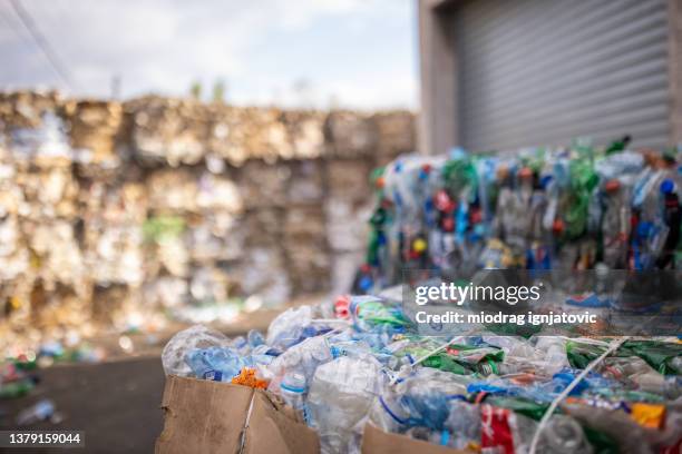 auf dem schrottplatz werden karton und kunststoff für das recycling gesammelt - wiederverwertungsanlage stock-fotos und bilder