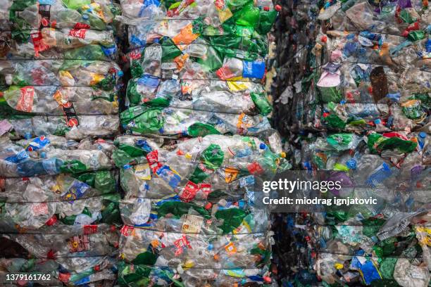 les bouteilles en plastique aplaties sont collectées et emballées dans des balles pour le recyclage - botte de paille photos et images de collection