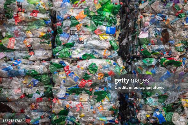 le bottiglie di plastica appiattite vengono raccolte e confezionate in balle per il riciclaggio - centro di riciclaggio foto e immagini stock