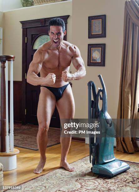 body builder yelling at camera - body building photos et images de collection