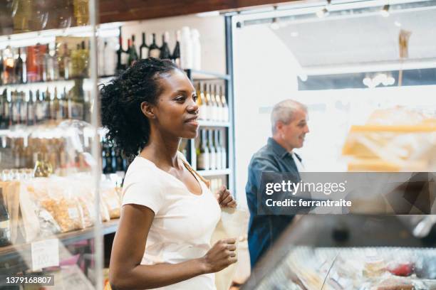 kundenbestellung im lebensmittelgeschäft - convenience store counter stock-fotos und bilder