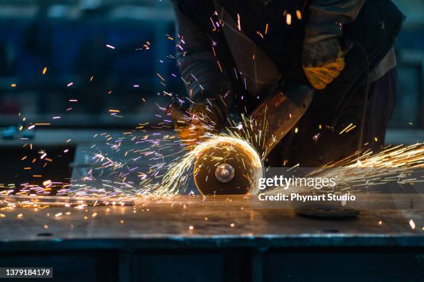 metallarbeiter mit schleifmaschine - grinder stock-fotos und bilder