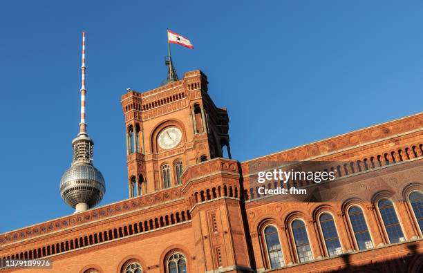 berlin town hall (rotes rathaus) and television tower (germany) - prefeitura de berlim - fotografias e filmes do acervo
