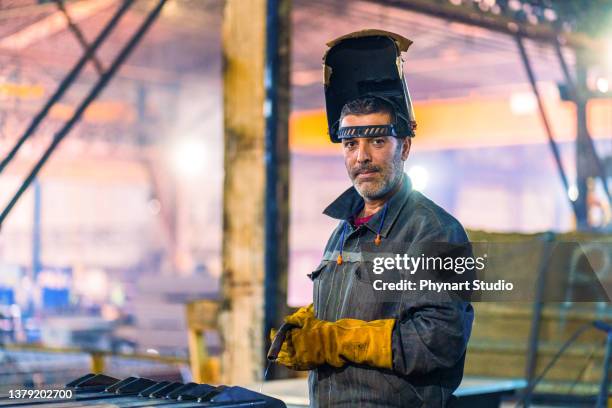 retrato del trabajador metalúrgico - casco de trabajo fotografías e imágenes de stock