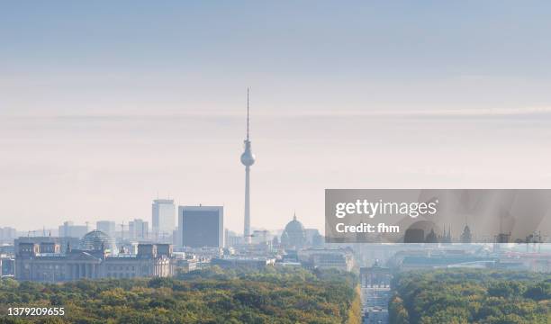 berlin skyline with brandenburg gate and television tower at sunset - berlin television tower fotografías e imágenes de stock