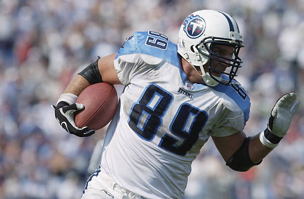 Tight end Frank Wycheck of the Tennessee Titans runs with the ball during the NFL game against the Philadelphia Eagles on September 8, 2002 at the...