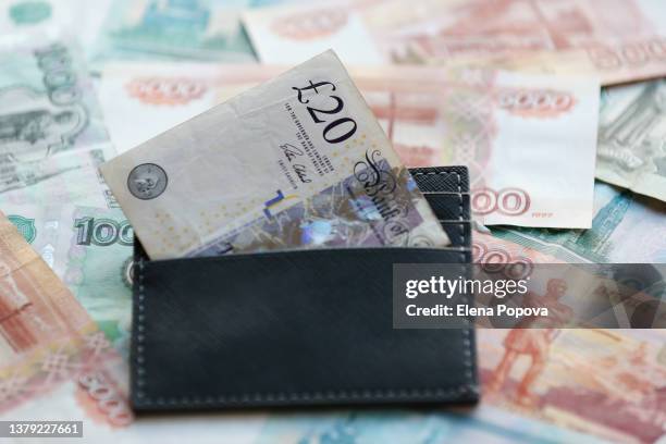 twenty pounds currency and russians banknotes - twenty pound note 個照片及圖片檔