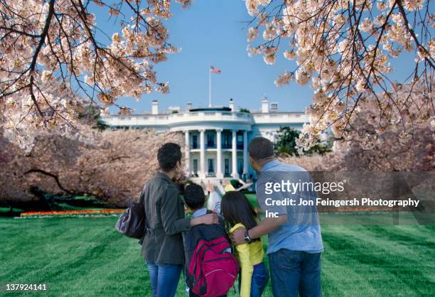african american couple sightseeing at the white house - white house washington dc fotografías e imágenes de stock
