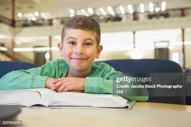 hispanische jungen studieren in bibliothek - melbourne school stock-fotos und bilder