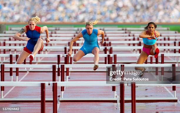 runners jumping hurdles in race - hurdling track event 個照片及圖片檔