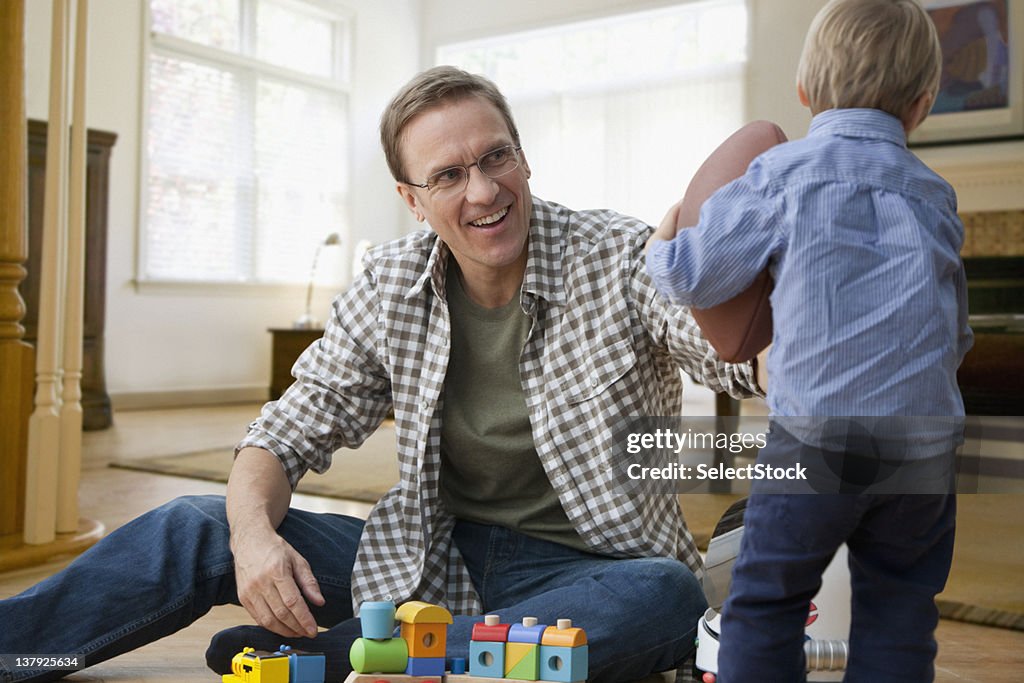 Vater und Sohn spielen
