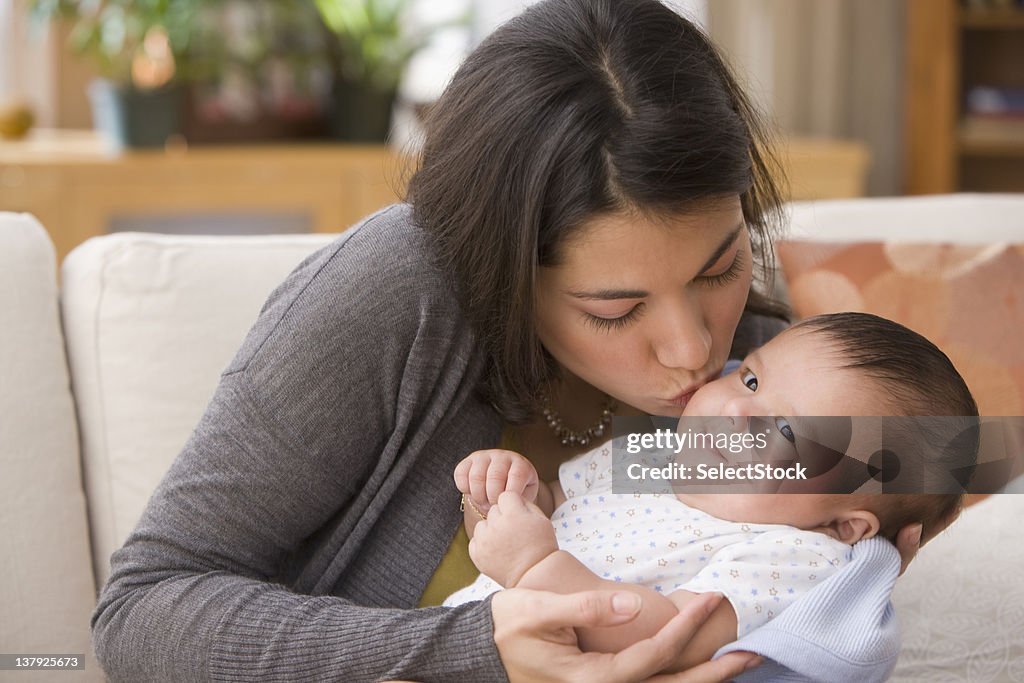 母親にキスをする男の赤ちゃん