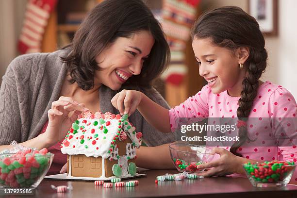 mutter und tochter backen lebkuchenhaus - gingerbread house stock-fotos und bilder