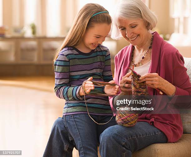 großmutter und enkelin vorbereitung auf strick - old granny knitting stock-fotos und bilder