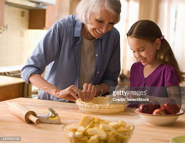 großmutter und enkelin, die kuchen rand - pie stock-fotos und bilder