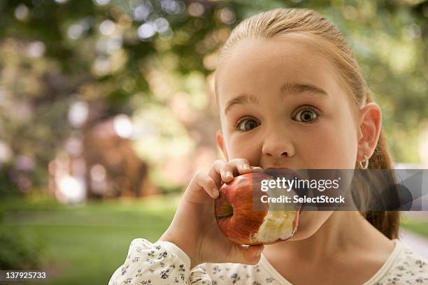 menina comer uma maçã - morder imagens e fotografias de stock