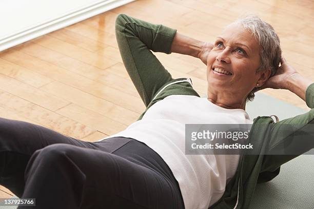 donna facendo sit ups - sit up foto e immagini stock