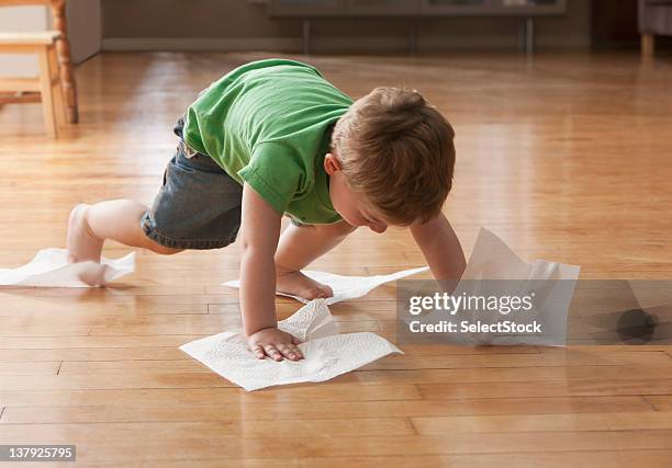 junge wirtschaftshilfe etage mit papier handtücher - kitchen paper stock-fotos und bilder