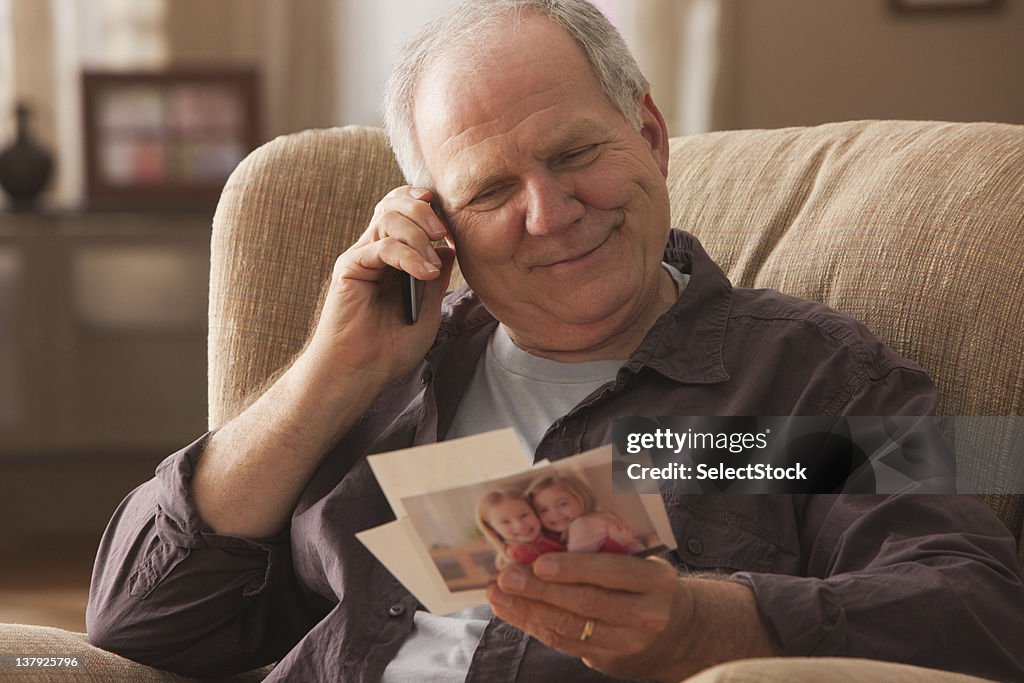 Anziani Uomo parla al telefono