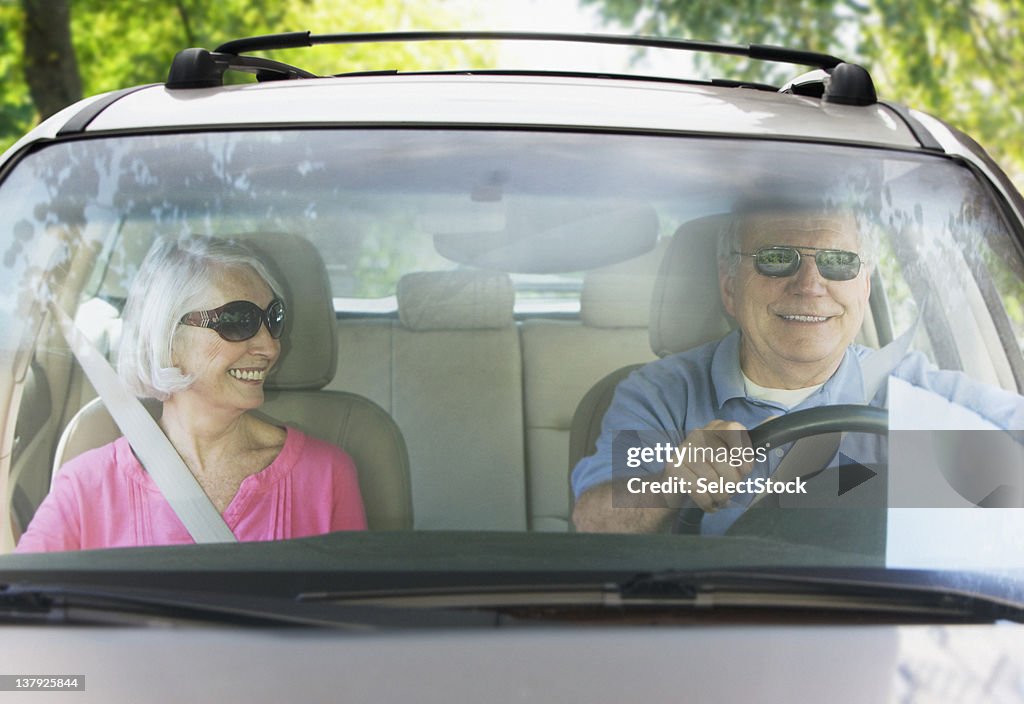 Ancianos pareja tomando viaje por carretera