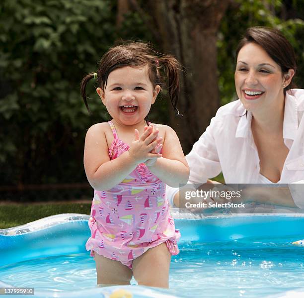 kleinkind mädchen spielen im pool - west new york new jersey stock-fotos und bilder