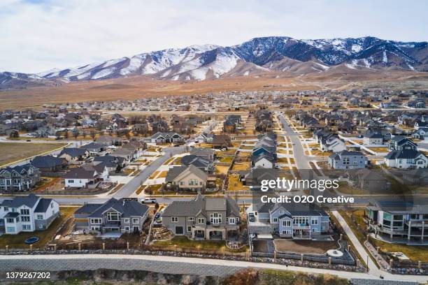housing development adjacent to a lake - lake house usa stock pictures, royalty-free photos & images